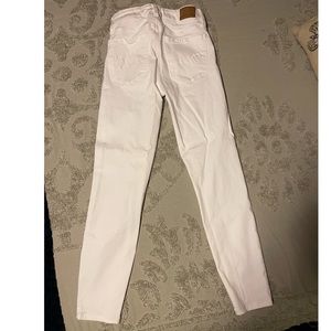 White American Eagle jeans. Only wore once. Perfect condition. Size 0- short.